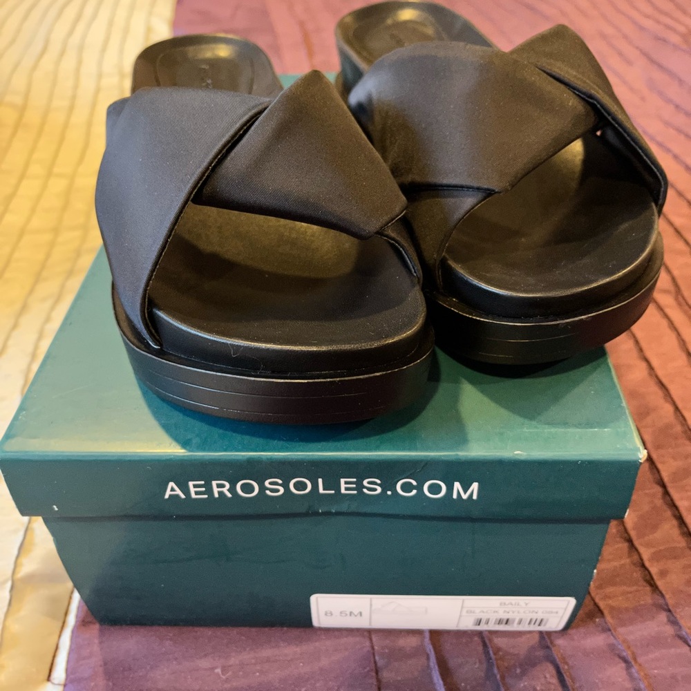 NIB Aerosoles Bailey Vinyl Slides black size 8.5